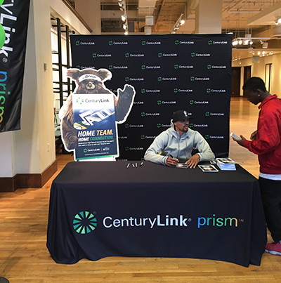 Hearts & Hoops with Centurylink a holiday food drive to benefit the Utah Food Bank! #spon @centurylinkut